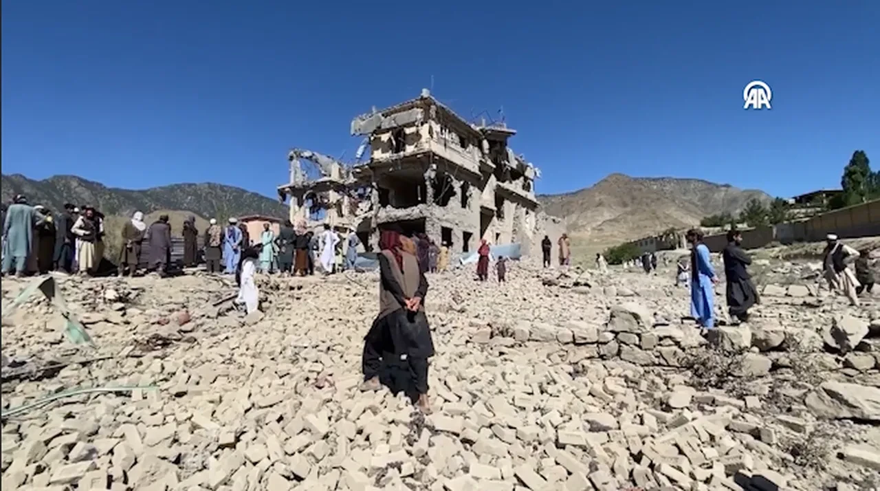 Pakistan'dan Afganistan'a saldırı: Çok sayıda kişi öldürüldü, tepki gecikmedi
