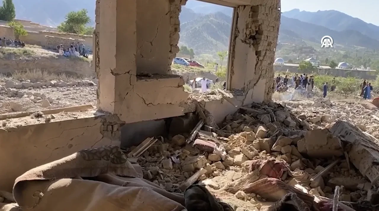 Pakistan'dan Afganistan'a saldırı: Çok sayıda kişi öldürüldü, tepki gecikmedi