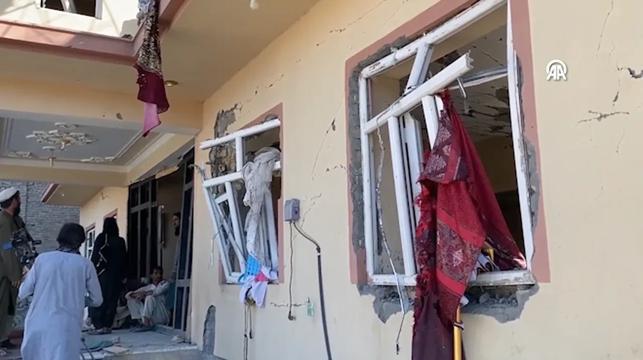 Pakistan'dan Afganistan'a saldırı: Çok sayıda kişi öldürüldü, tepki gecikmedi