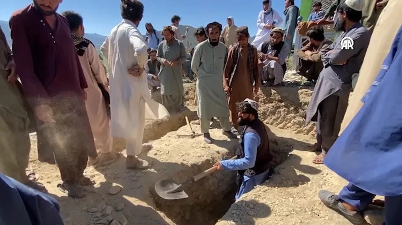 Pakistan'dan Afganistan'a saldırı: Çok sayıda kişi öldürüldü, tepki gecikmedi