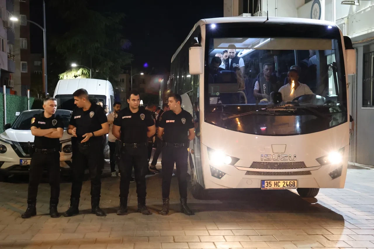 Seferihisar Belediyesi'ne operasyon: 20 şüpheli adliyede