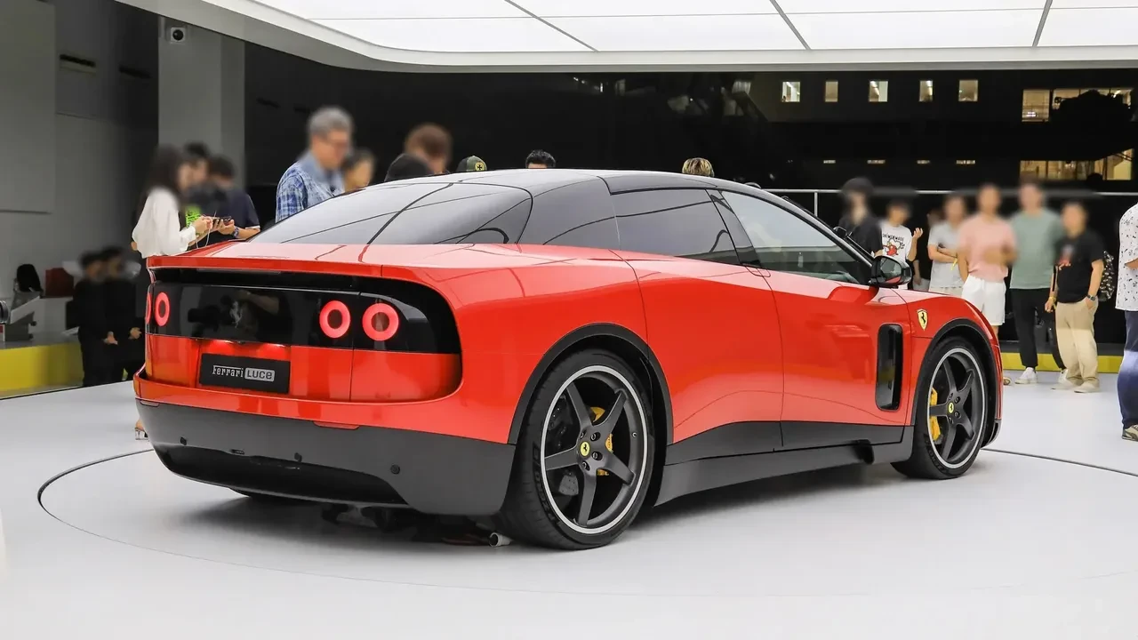 Tasarımı alay konusu olan Ferrari Luce, Çin'de kapış kapış gitti