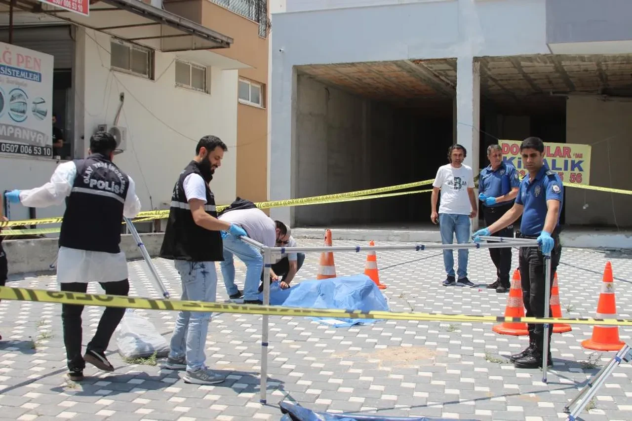Adana'da kan donduran vahşet! Oğlunun üzerine bir şarjör mermi boşalttı, cesedinin başında bekledi