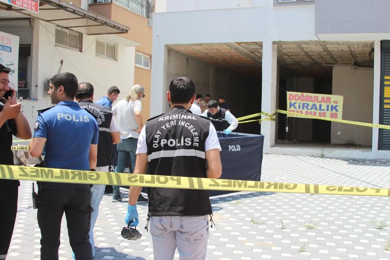 Adana'da kan donduran vahşet! Oğlunun üzerine bir şarjör mermi boşalttı, cesedinin başında bekledi