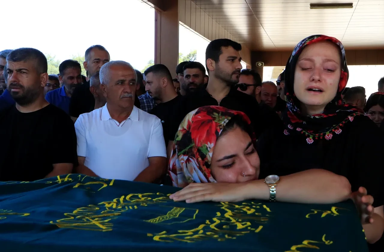Bir mezarda iki acı! Baba ve 9 aylık oğlu gözyaşları içinde defnedildi: Annenin feryatları yürek dağladı