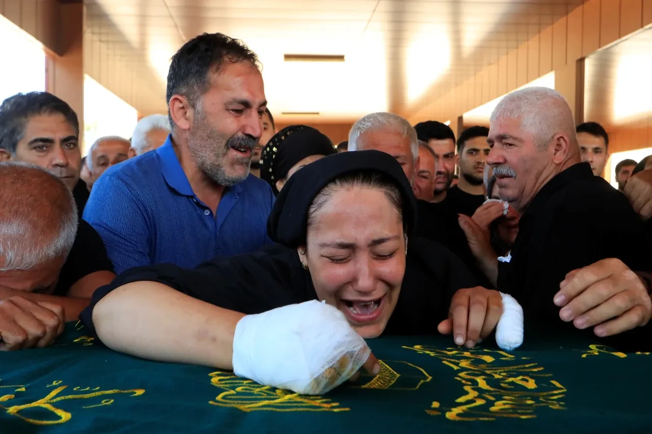 Bir mezarda iki acı! Baba ve 9 aylık oğlu gözyaşları içinde defnedildi: Annenin feryatları yürek dağladı