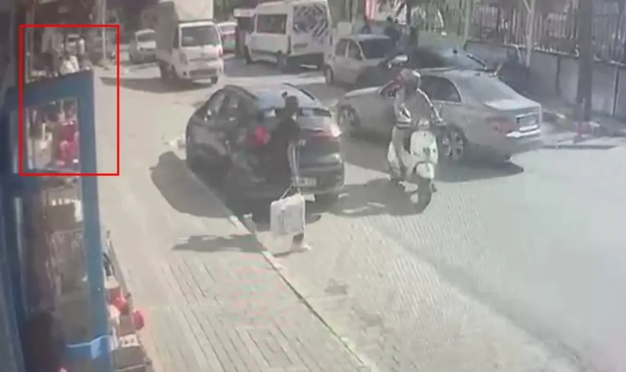 Çocukların kavgasına büyükler de karıştı! Bir kişinin bıçaklandığı anlar kamerada