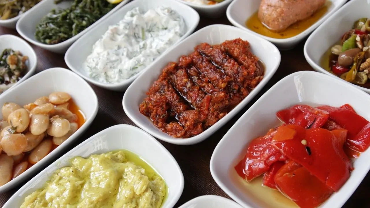 Davet masasında herkesin tarifini isteyeceği, yapımı sadece 20 dakika süren estetik meze çeşitleri!