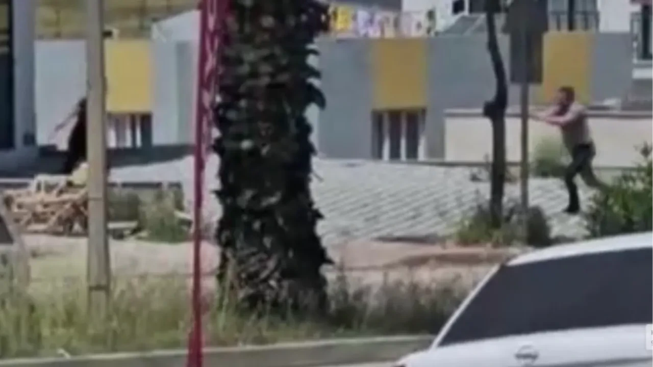 Emekli polisin, oğlunu sokak ortasında katlettiği anlar ortaya çıktı