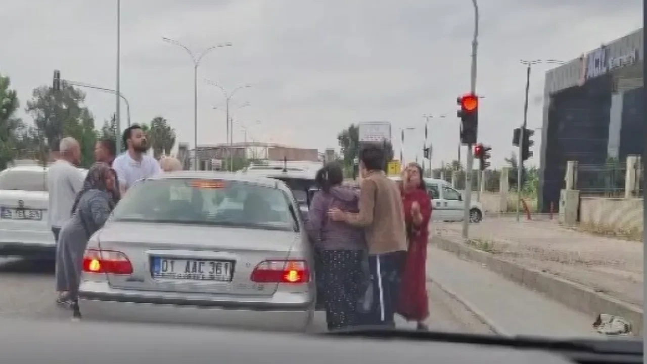 Kadınlı erkekli yol verme kavgası kamerada