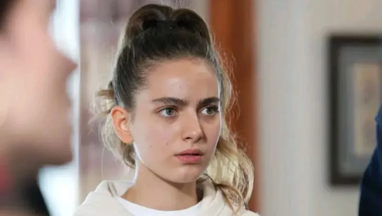 Kızılcık Şerbeti'nin Asil'i Erkan Avcı'dan Ava Yaman'a büyük destek! Ünlü oyuncudan kıyafet eleştirilerine tokat gibi cevap
