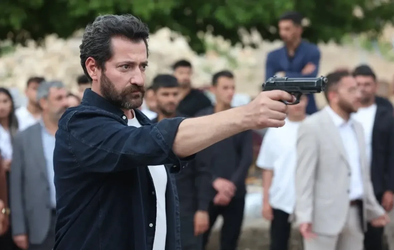 Safiye Soyman'dan Uzak Şehir oyuncusu için güldüren paylaşım! Safiye Soyman, Burç Kümbetlioğlu ile bir arada