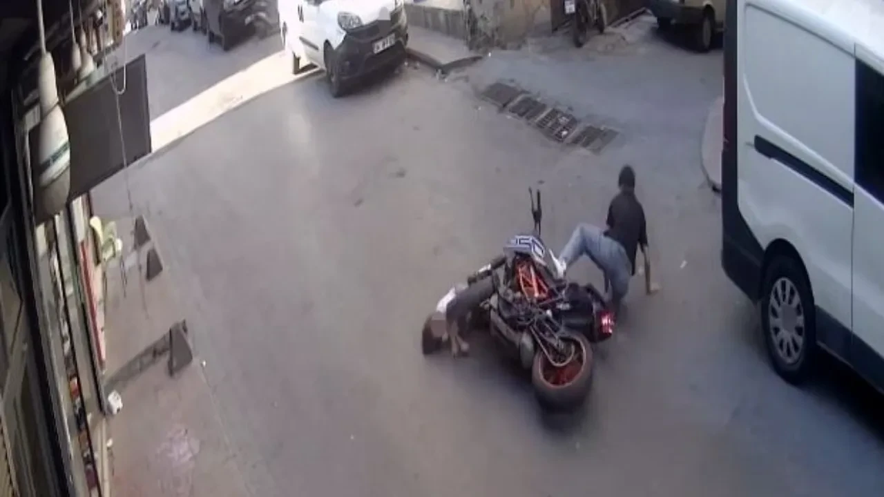 Beyoğlu’nda yürekleri ağızlara getiren kaza! Scooter kullanan 4 yaşındaki kıza motosiklet çarptı