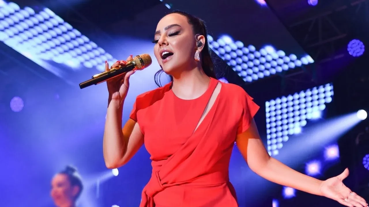 Değişimi çok konuşuldu! Yüzünü gerdiren Ebru Gündeş'in pozlarına "18'lik gibi olmuş" yorumları yapıldı 
