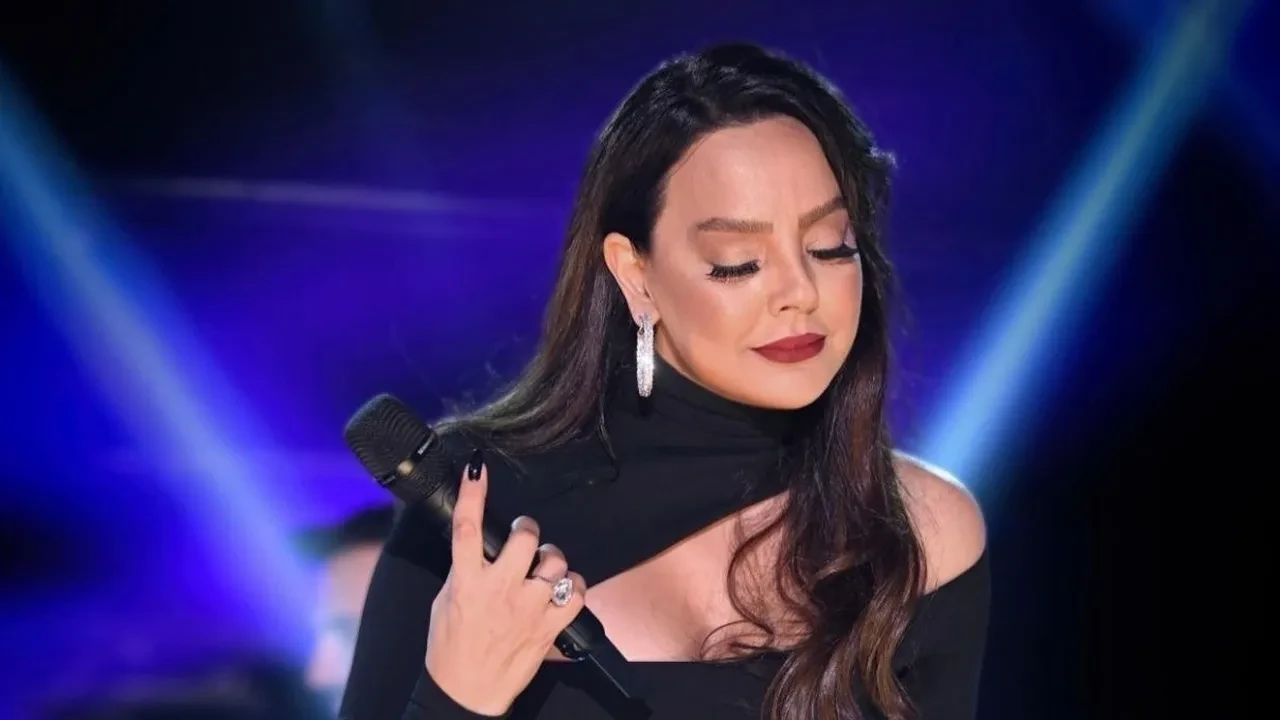 Değişimi çok konuşuldu! Yüzünü gerdiren Ebru Gündeş'in pozlarına "18'lik gibi olmuş" yorumları yapıldı 