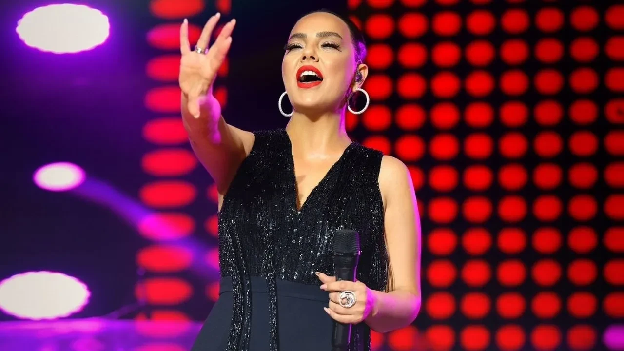 Değişimi çok konuşuldu! Yüzünü gerdiren Ebru Gündeş'in pozlarına "18'lik gibi olmuş" yorumları yapıldı 