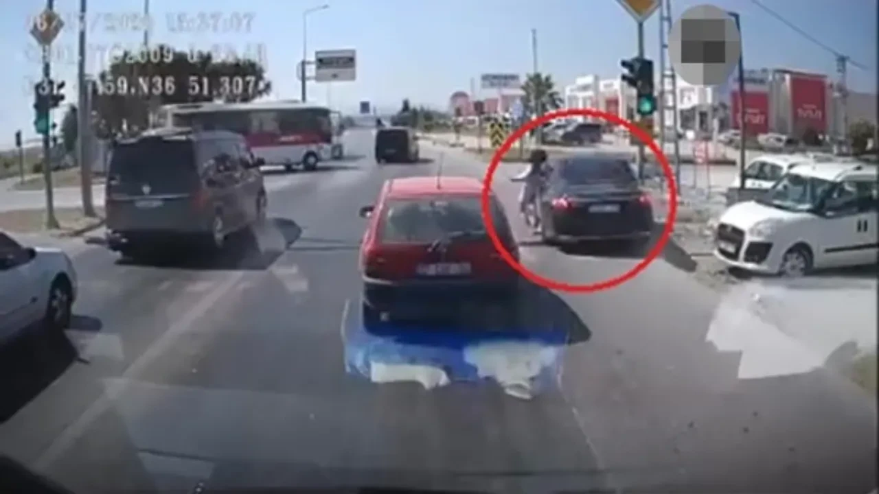 Emniyet şeridinden gelip, karşıya geçen kıza çarptı: O anlar kamerada
