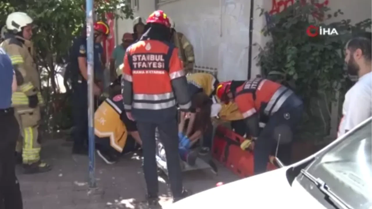 Kadıköy’de yıkım faciası: Göçük altında kalan iki işçi yaralandı