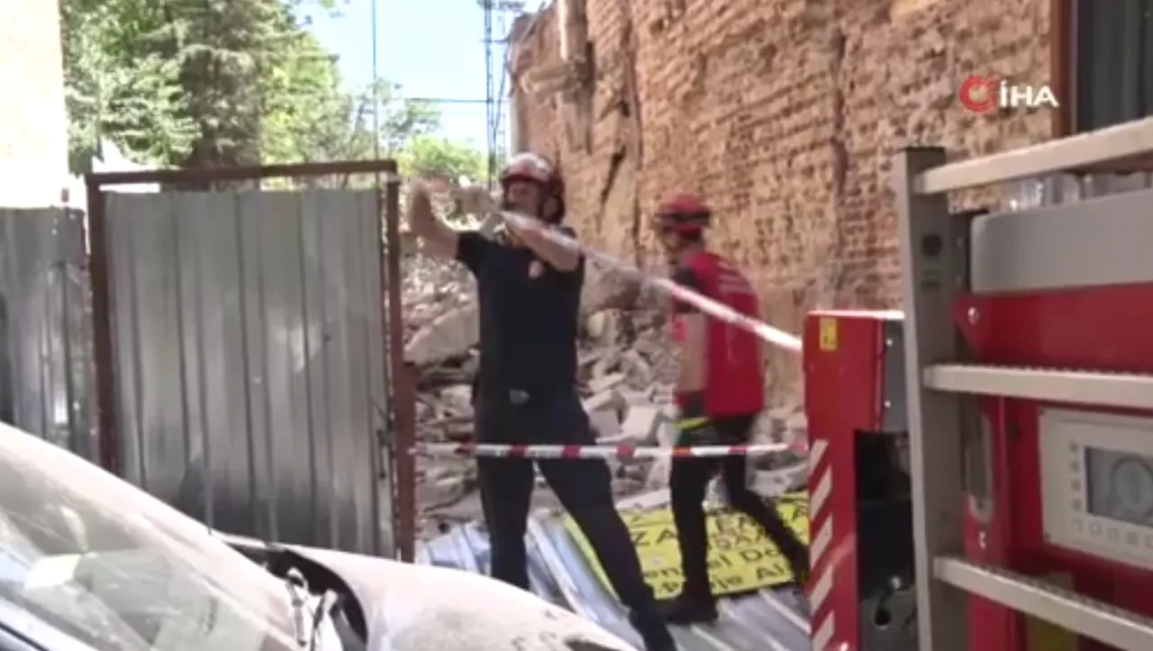 Kadıköy’de yıkım faciası: Göçük altında kalan iki işçi yaralandı