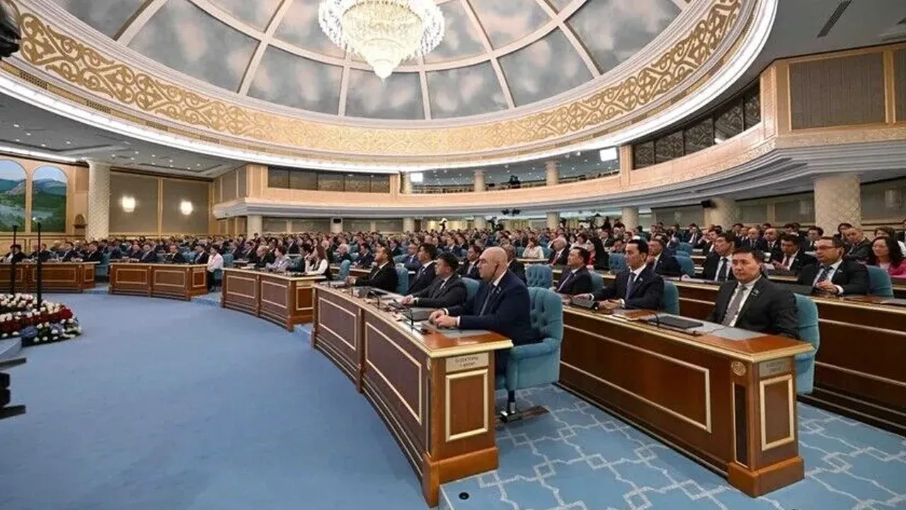Kazakistan'da parlamentoda son oturum! Artık tek meclisli kurultay olacak