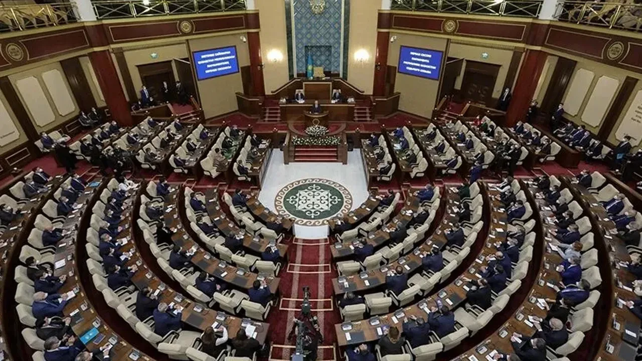 Kazakistan'da parlamentoda son oturum! Artık tek meclisli kurultay olacak