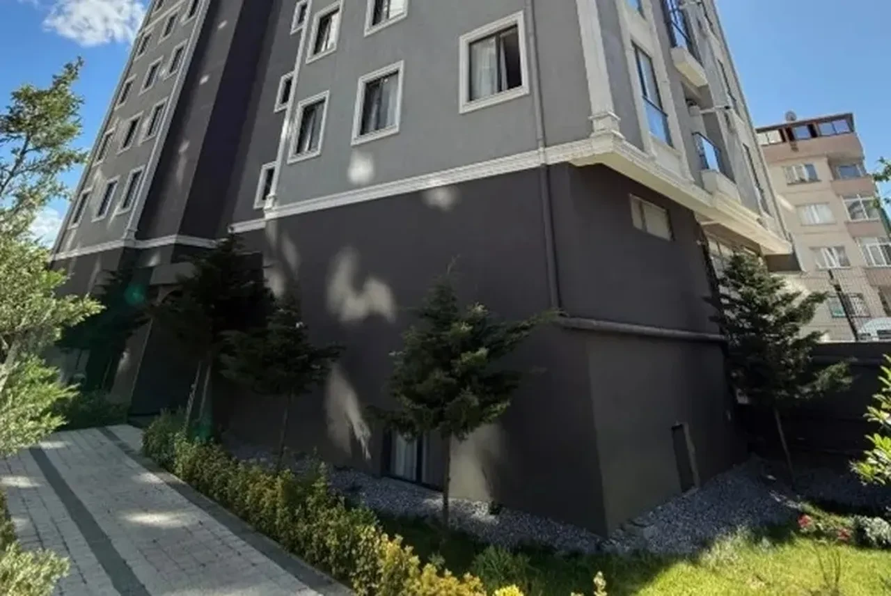 Lüks sitede film gibi soygun: İş insanının aracından 15 milyon liralık vurgun güvenlik kamerasında