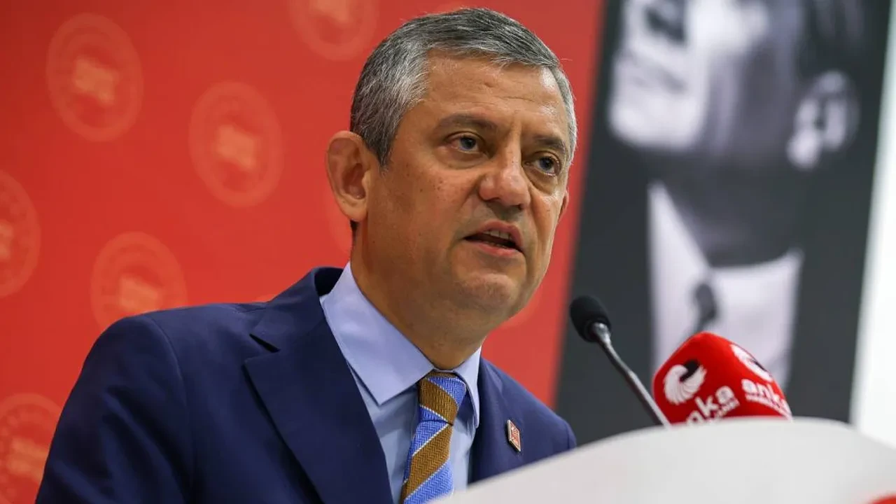Ömer Çelik'ten Özgür Özel'e tepki: Gençlerin dünyasından bihaber