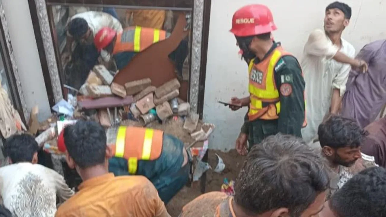Pakistan'da dershane çatısı çöktü: 14 öğrenci hayatını kaybetti