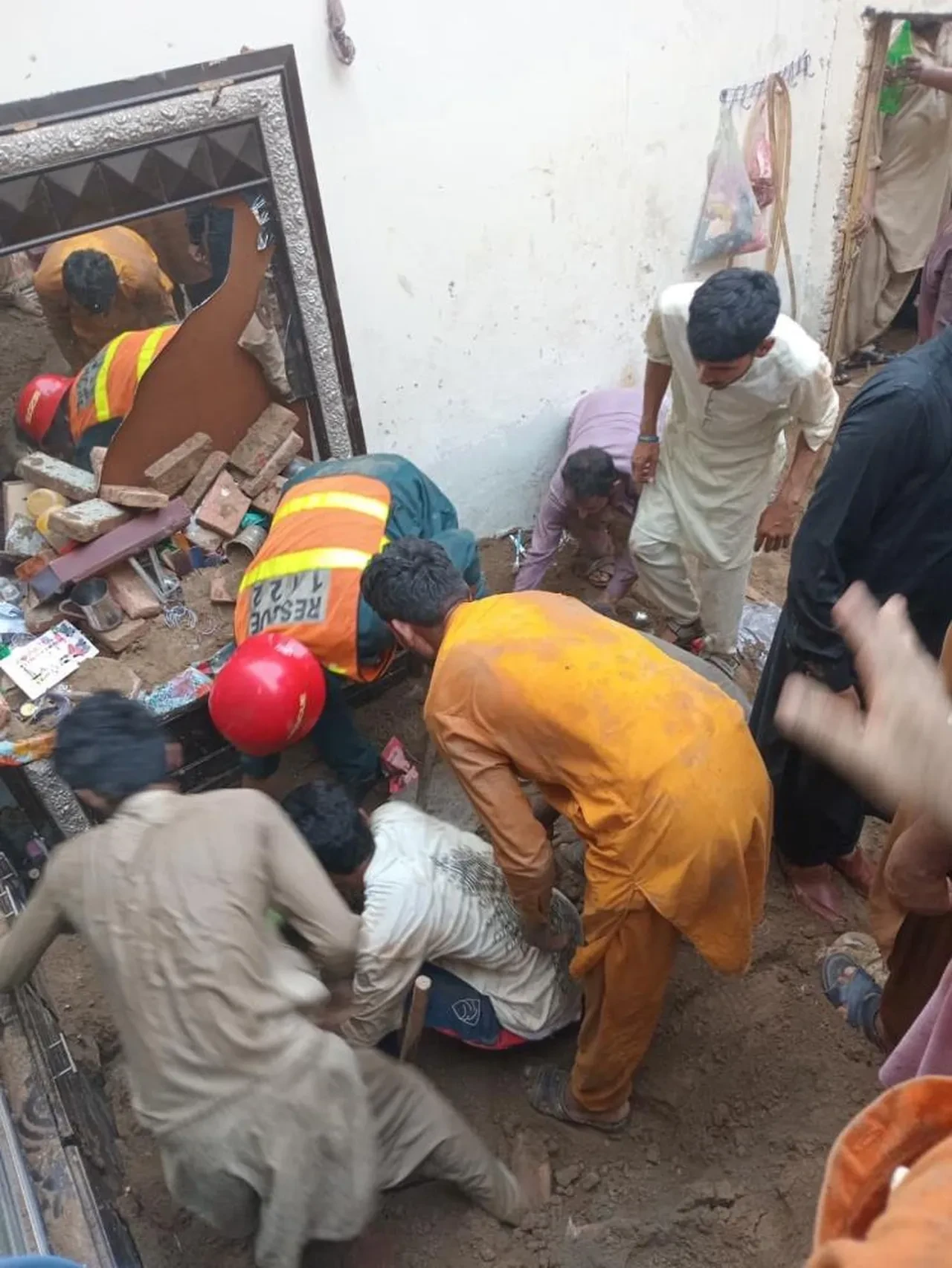 Pakistan'da dershane çatısı çöktü: 14 öğrenci hayatını kaybetti