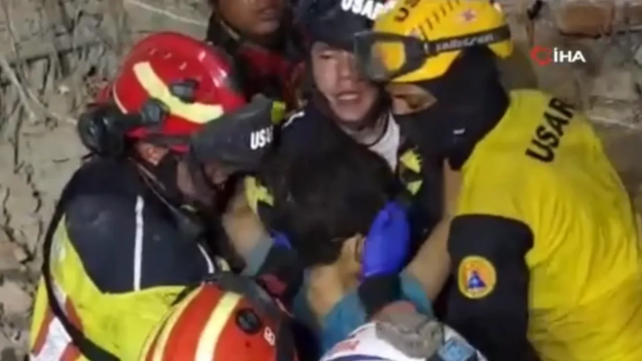 Venezuela'daki çifte deprem felaketinden günler sonra böyle kurtarıldı