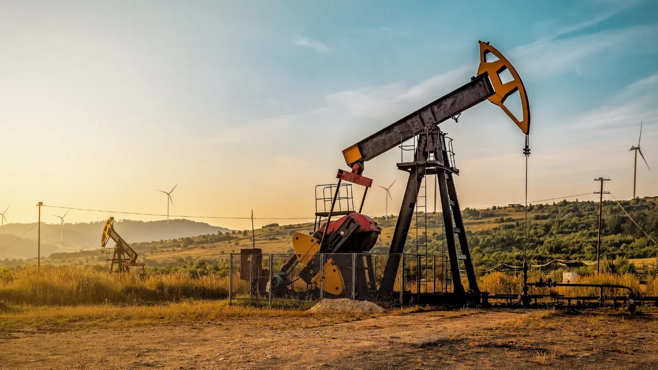 ABD’de petrol stokları sert düştü: Bir haftada 8 milyon varil eridi