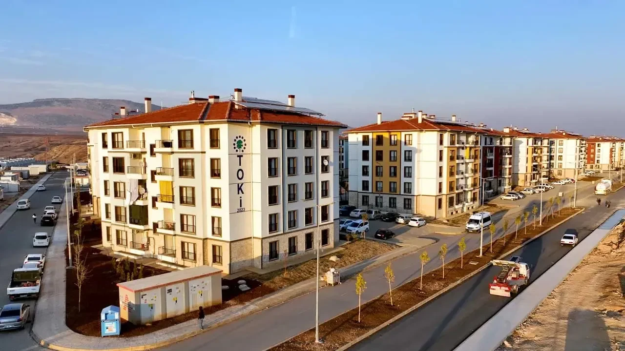 Bakan Kurum müjdeyi canlı yayında verdi: 64 ilde 20 bine yakın konut satılacak