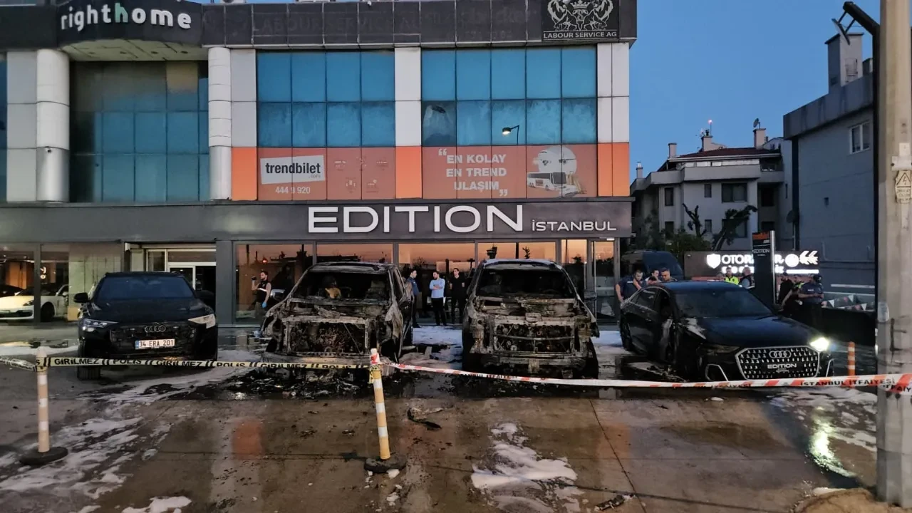 Bakırköy’de galeri yangını: 50 milyon TL değerinde 4 otomobil alevlere teslim oldu