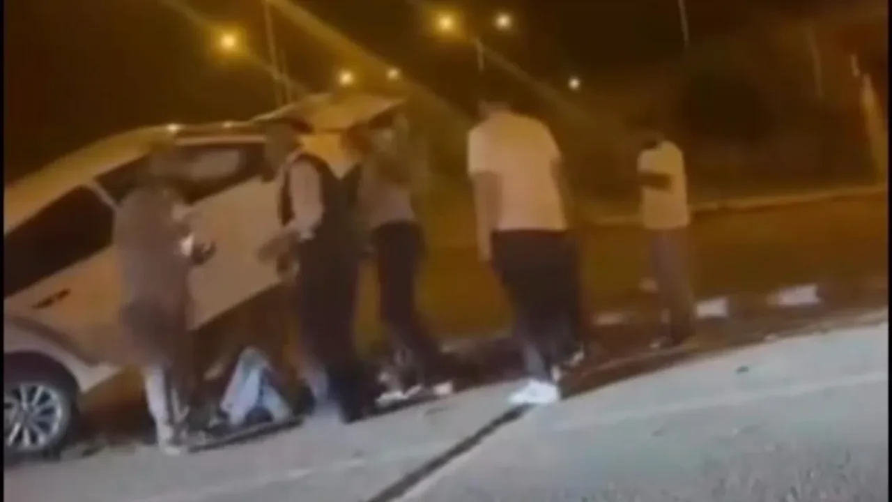 Batman'da akılalmaz kaza: Otomobil direk kaidesinde havada asılı kaldı!