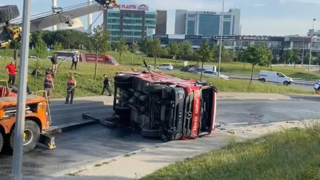 Esenyurt’taki fabrika yangınından dönen itfaiye aracı devrildi: 3 itfaiye eri yaralandı