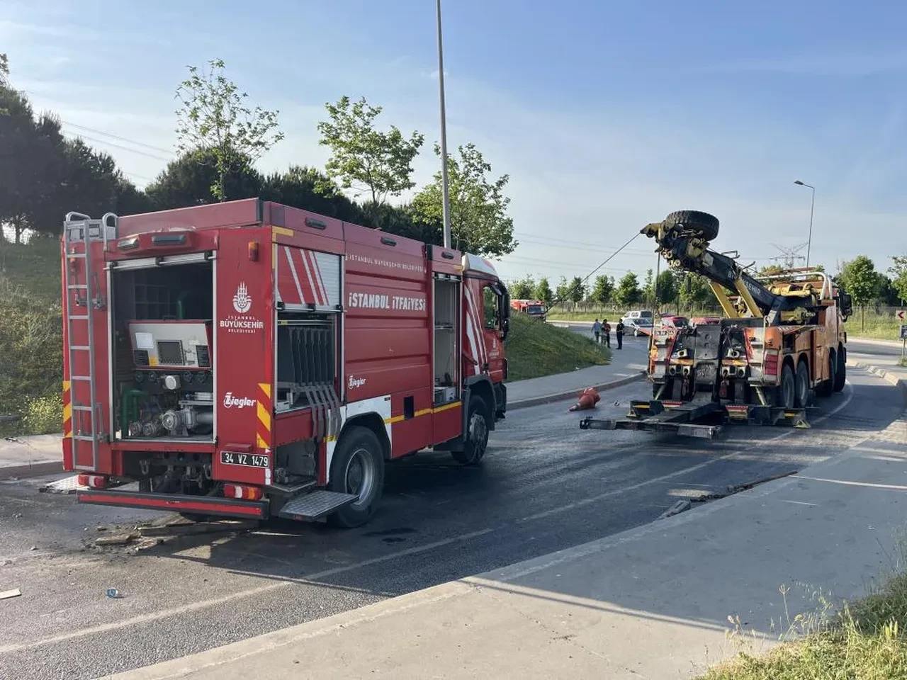Esenyurt’taki fabrika yangınından dönen itfaiye aracı devrildi: 3 yaralı