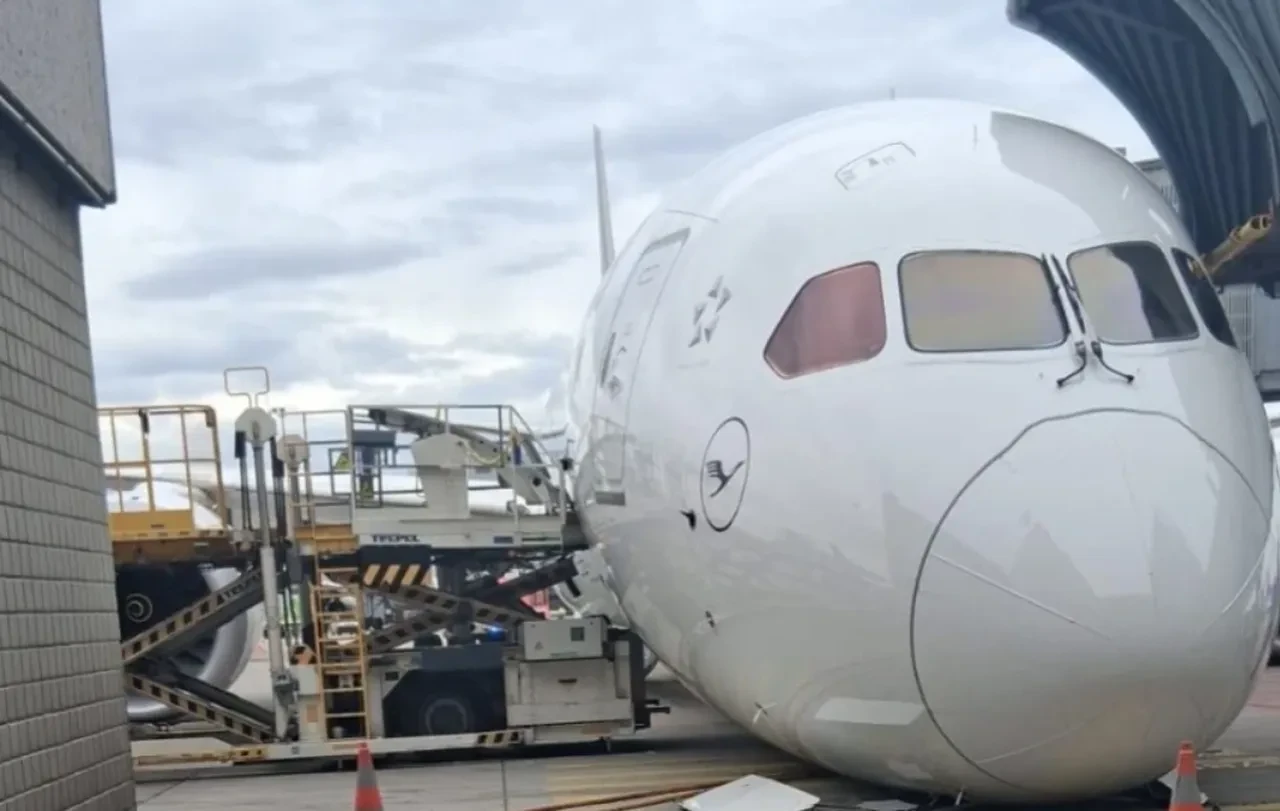 Frankfurt Havalimanı'nda ilginç kaza: Lufthansa uçağının burnu aprona oturdu