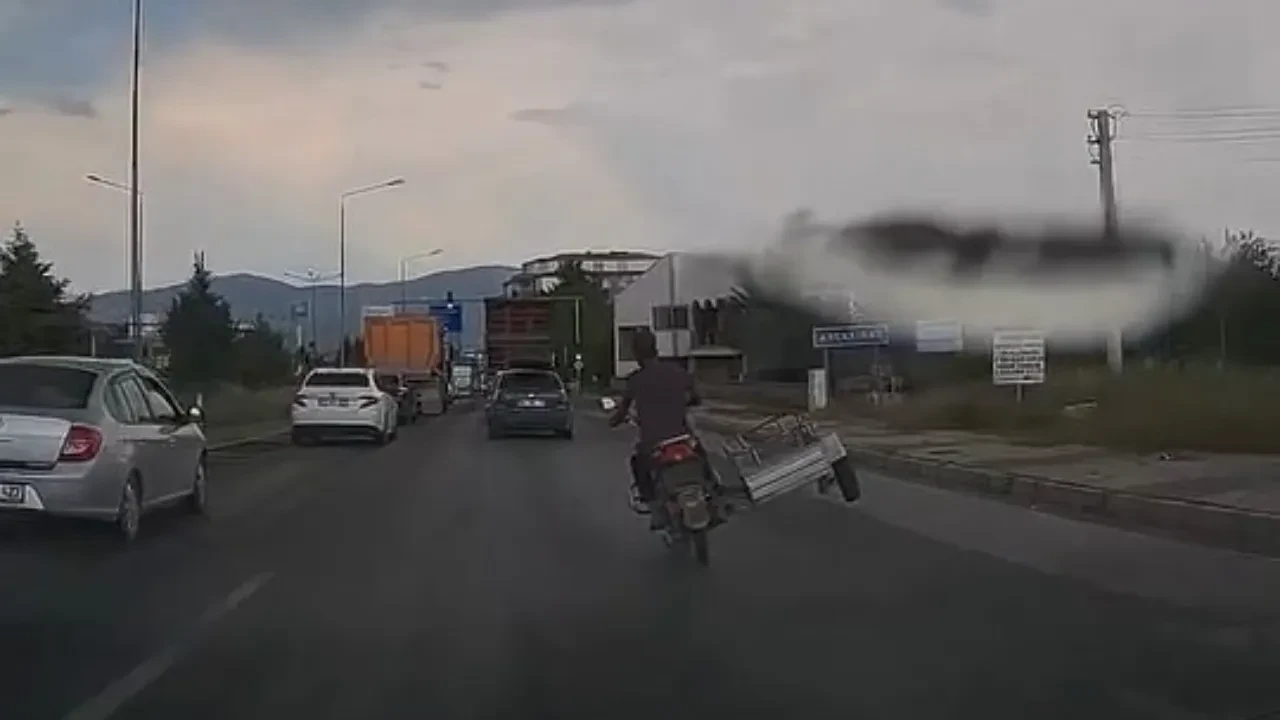 Hem kendi canını hem trafiği tehlikeye attı! Motosiklet sürücüsünden tehlikeli yolculuğu kamerada