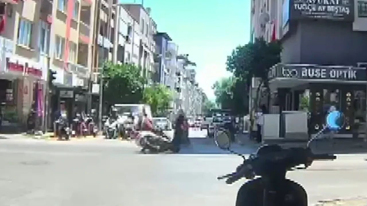 Nazilli’de korkutan kaza! Devrilen motosiklet anne ve 3 çocuğuna çarptı