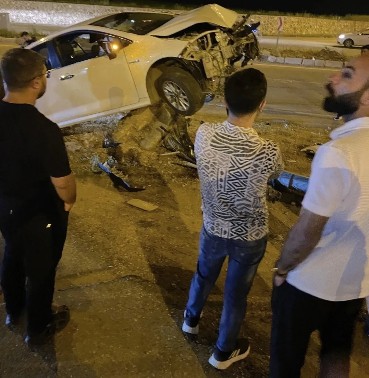 Otomobil beton blokta asılı kaldı: Sürücünün zor anları görüntülendi