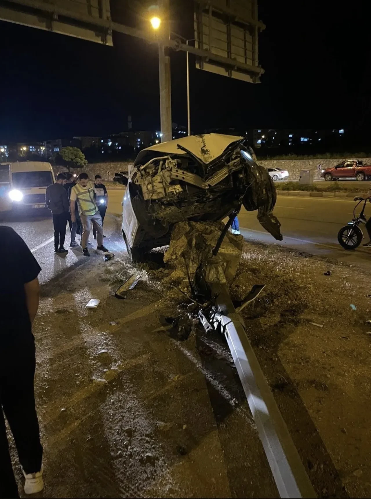 Otomobil beton blokta asılı kaldı: Sürücünün zor anları görüntülendi