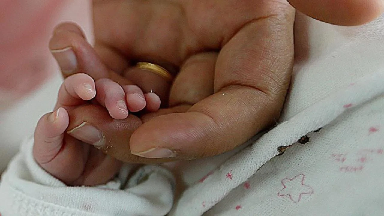 'Aman üşümesin' deyip yaz kış patik giydirilen bebeklere yazık ediliyor! Yürüme refleksini kendi elinizle bitiriyorsunuz