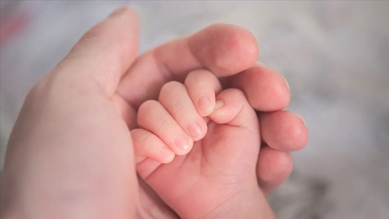 'Aman üşümesin' deyip yaz kış patik giydirilen bebeklere yazık ediliyor! Yürüme refleksini kendi elinizle bitiriyorsunuz