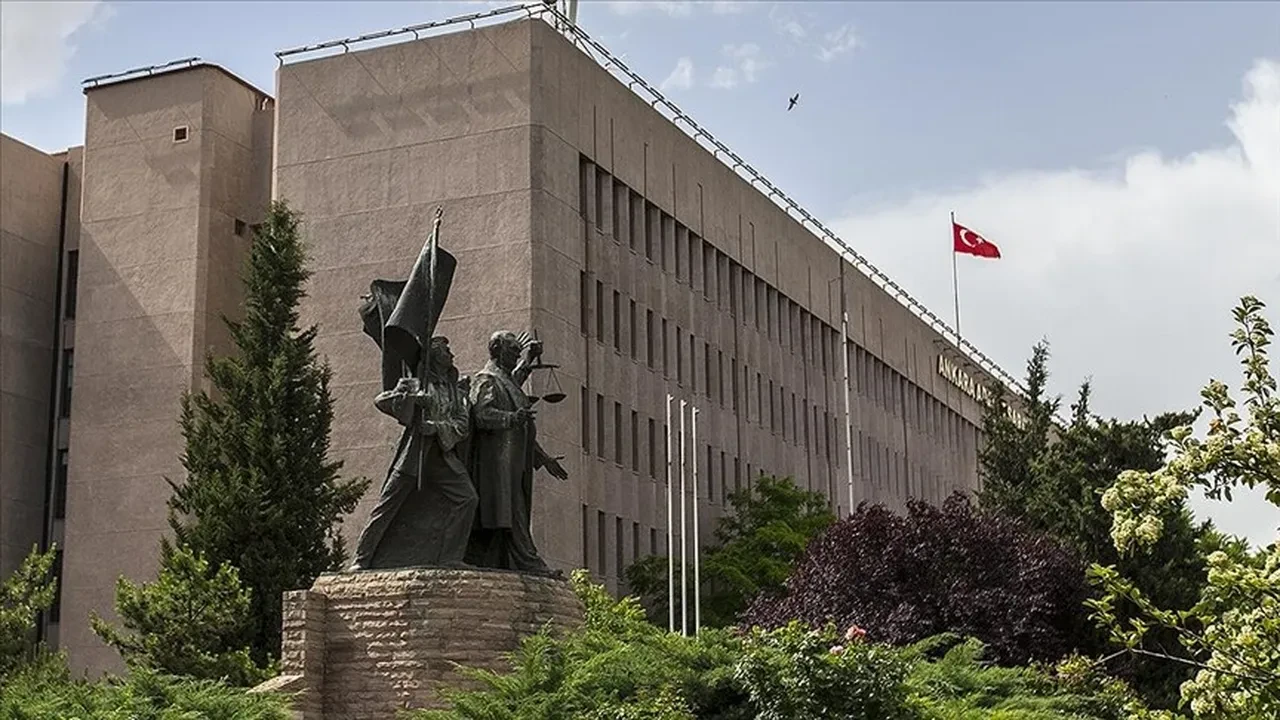 Ankara Adliyesinde UYAP'a girerek FETÖ dosyalarını kapatan zabıt katibinin cezası belli oldu