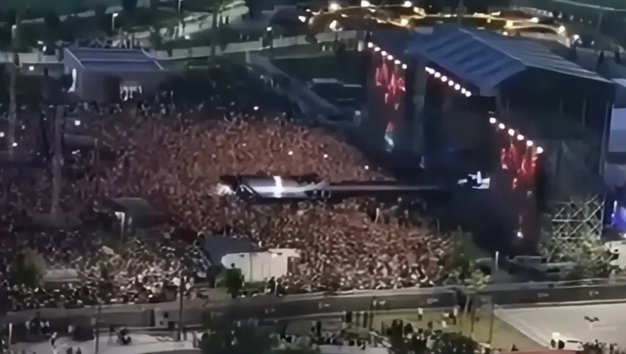 Ankara'da Tarkan rüzgarı: Halk konserinde hayranlarını coşturdu