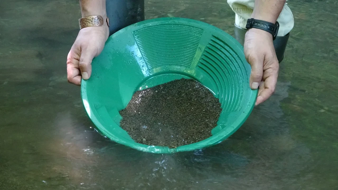 Derelerde altın arayışı başladı! 36 gram bulan bile var: Ekip kurup doğaya akın ediyorlar 