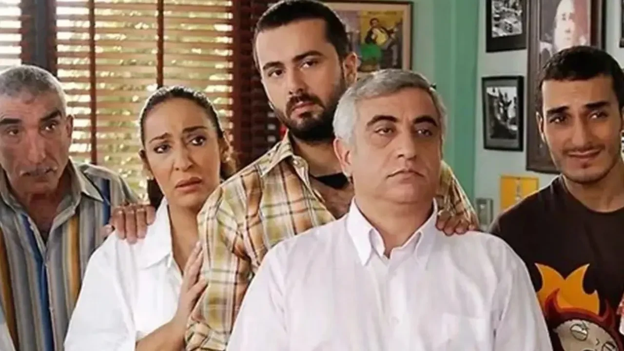 Dikkatli izleyiciler yakaladı! Akasya Durağı'ndaki çekim hatası yıllar sonra gündem oldu