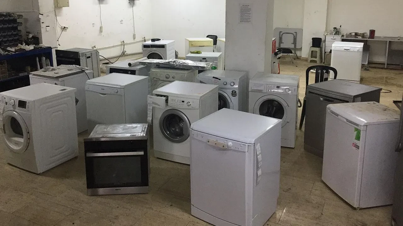 Sararıp çöpe dönecek gibi duran beyaz eşyalara servet harcamayın! Sürdüğünüz an cihazı kutusundan çıkmışa çeviren bu yöntem viral oldu