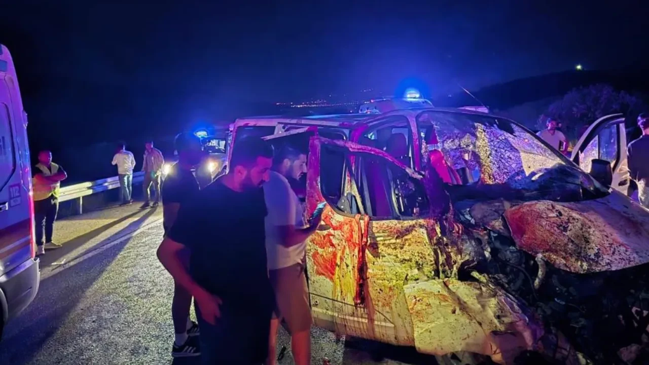 Yola çıkan at facia getirdi: Hurdaya dönen araçta, 1 kişi hayatını kaybetti 2 kişi yaralandı