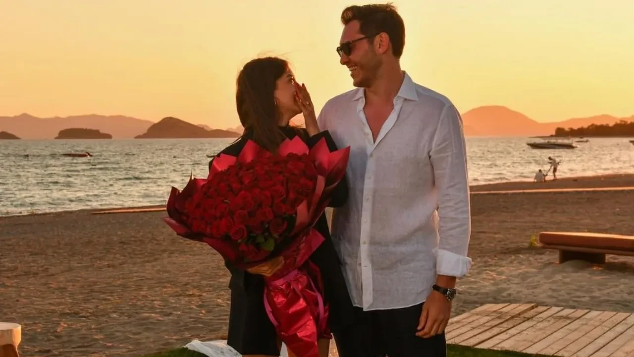 Aleyna Solaker’e Berk Boyacıgil’den romantik evlilik teklifi! Güller ve Günahlar’ın Azra’sı evleniyor!